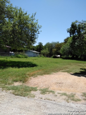 Photo of 912 Block St in Floresville, TX