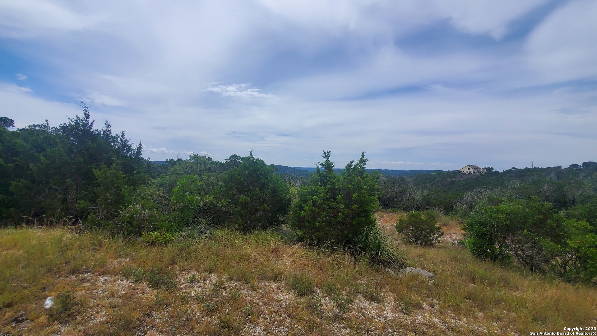 Photo of 405 County Rd 2744 in Mico, TX