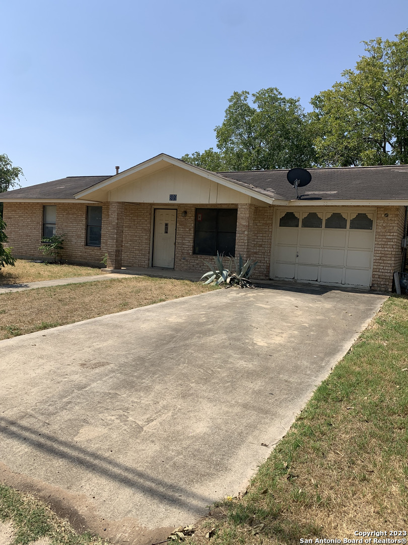 Photo of 809 8th St in Floresville, TX