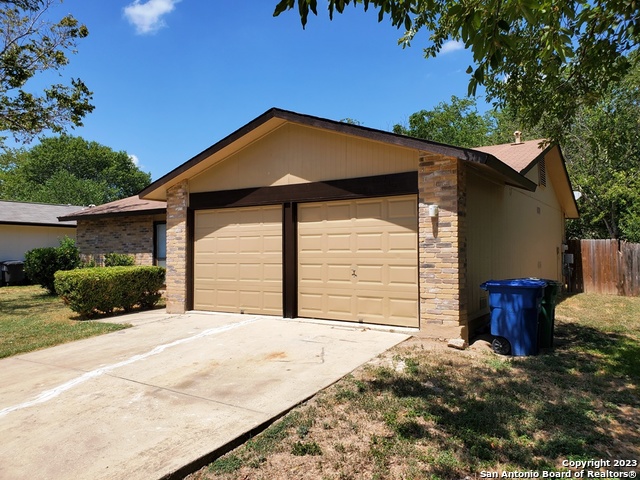 915 HAYLOFT LN, San Antonio, TX 78245