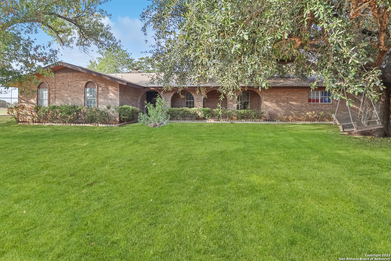 Photo of 306 Indian Pink Dr in Floresville, TX