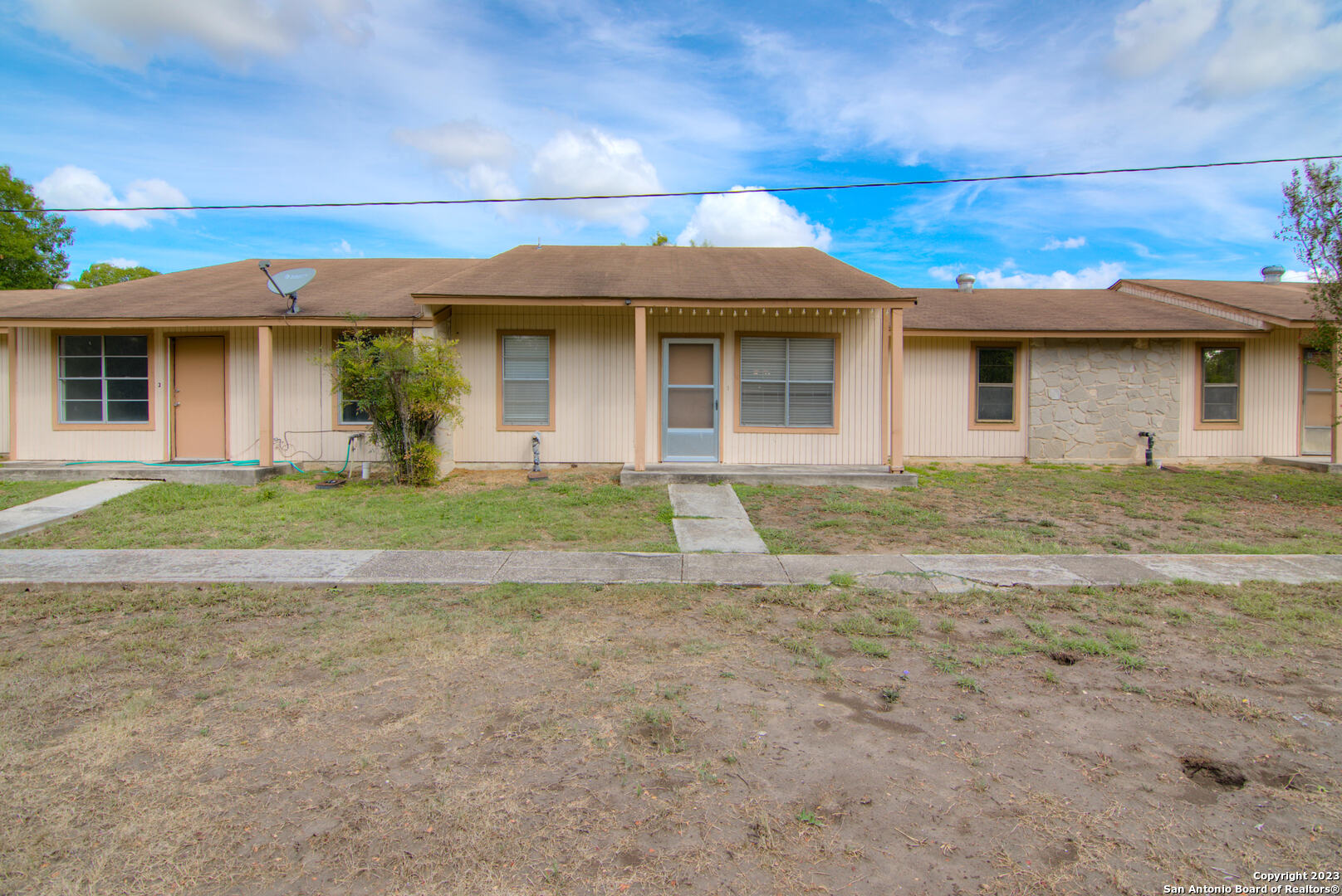 Photo of 1051 Country Club Dr in Seguin, TX