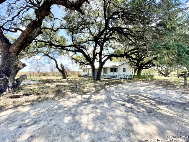 Photo of 284 County Rd 6612 in Devine, TX