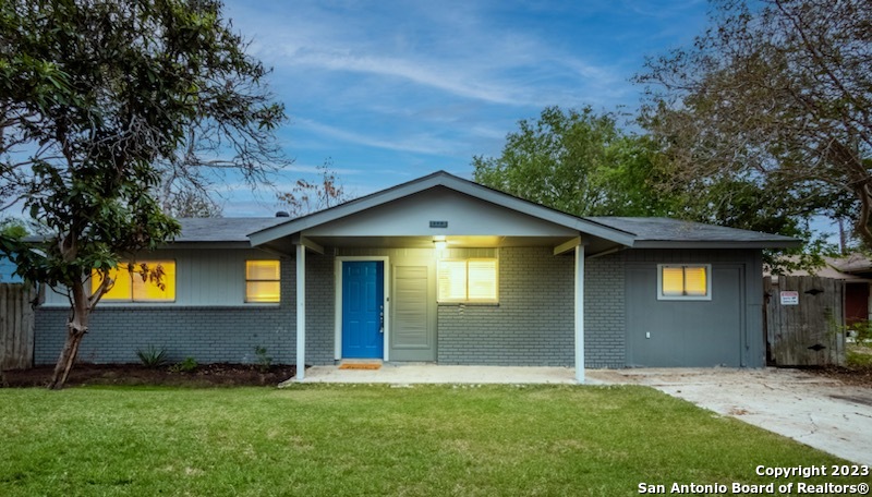 Photo of 250 Park Ln in Universal City, TX