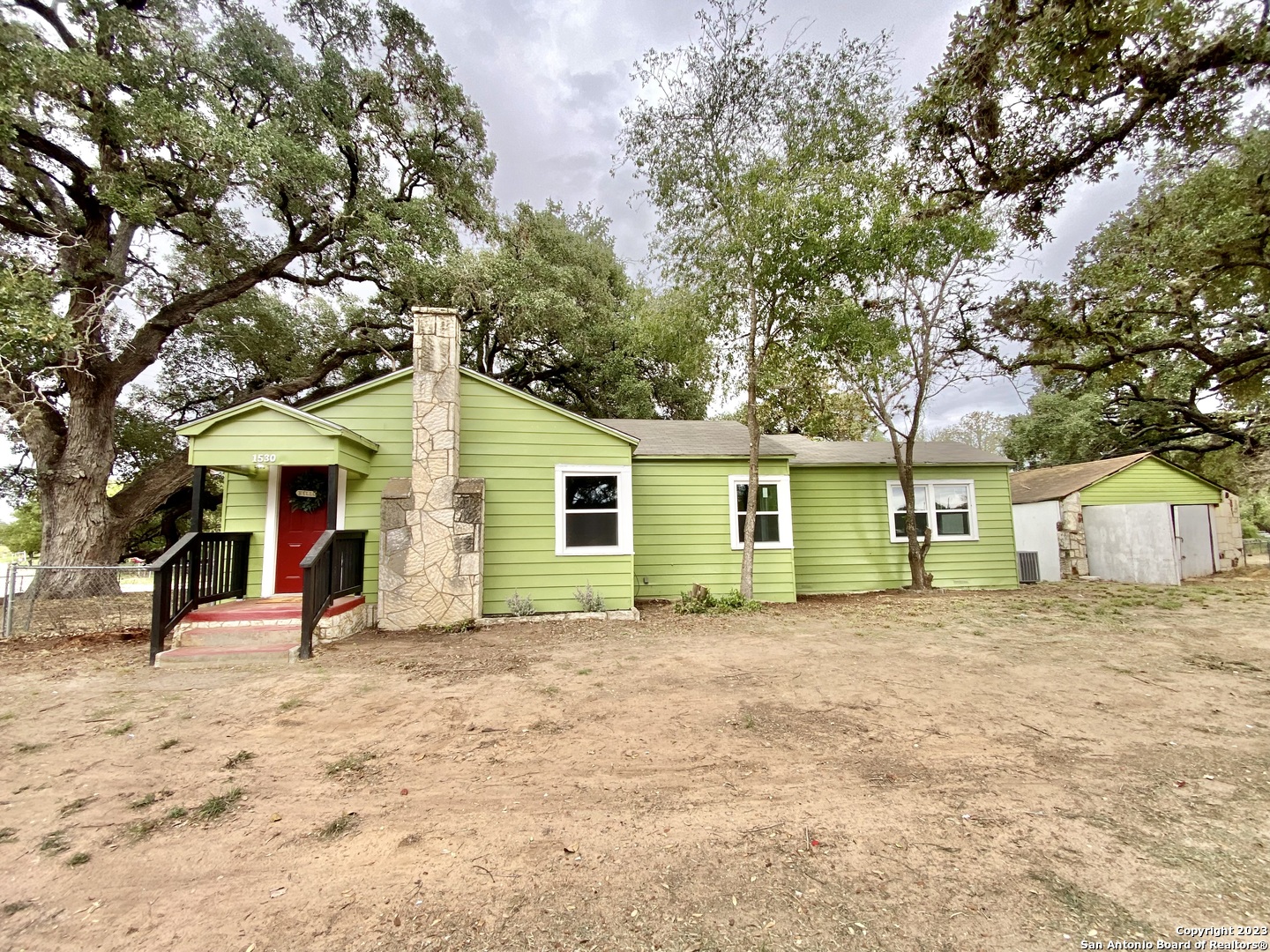 Photo of 1530 TX-97 E in Pleasanton, TX