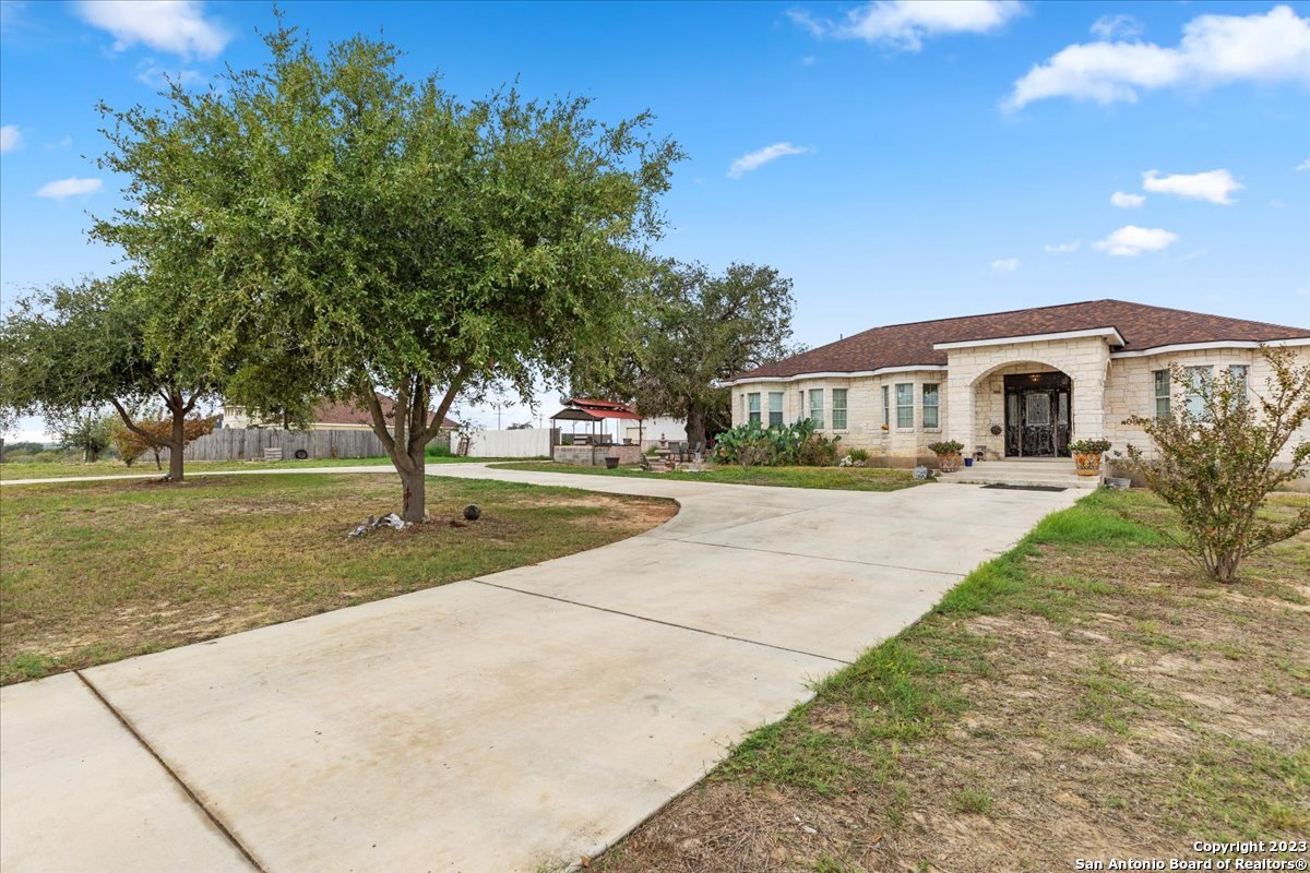 Photo of 109 Carrizo Ranch Dr in Floresville, TX