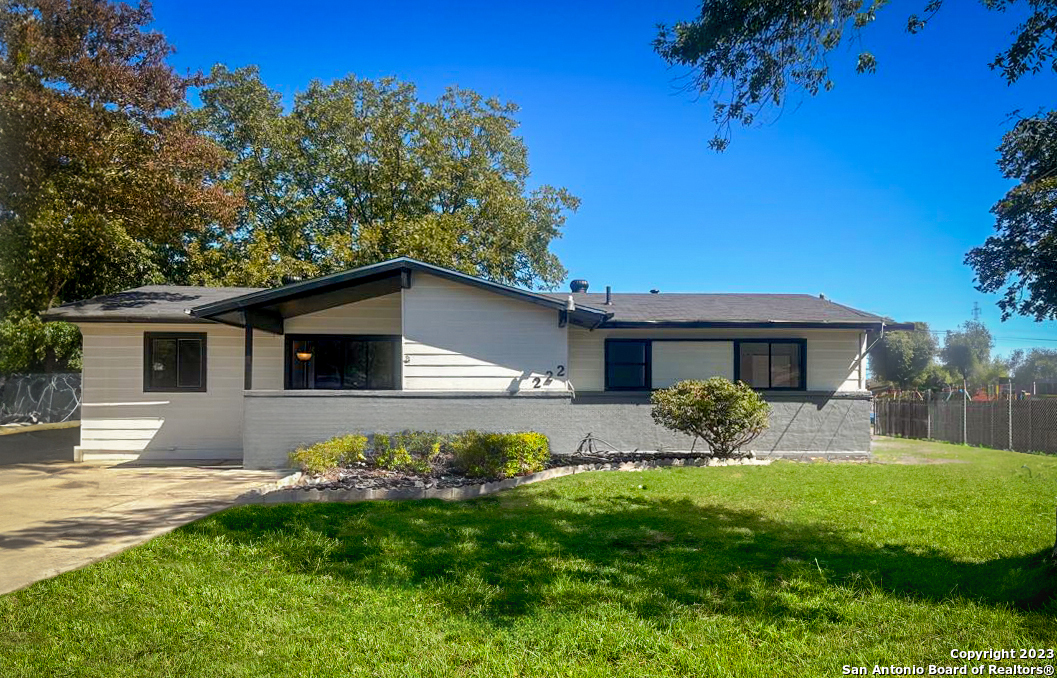 Photo of 222 Parkview Dr in Universal City, TX