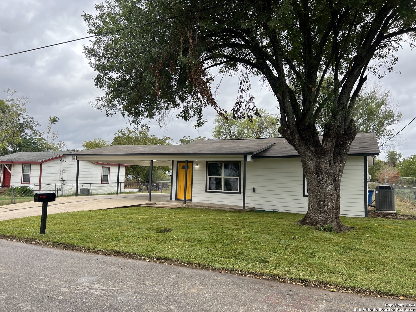 Photo of 1207 Plum St in Floresville, TX