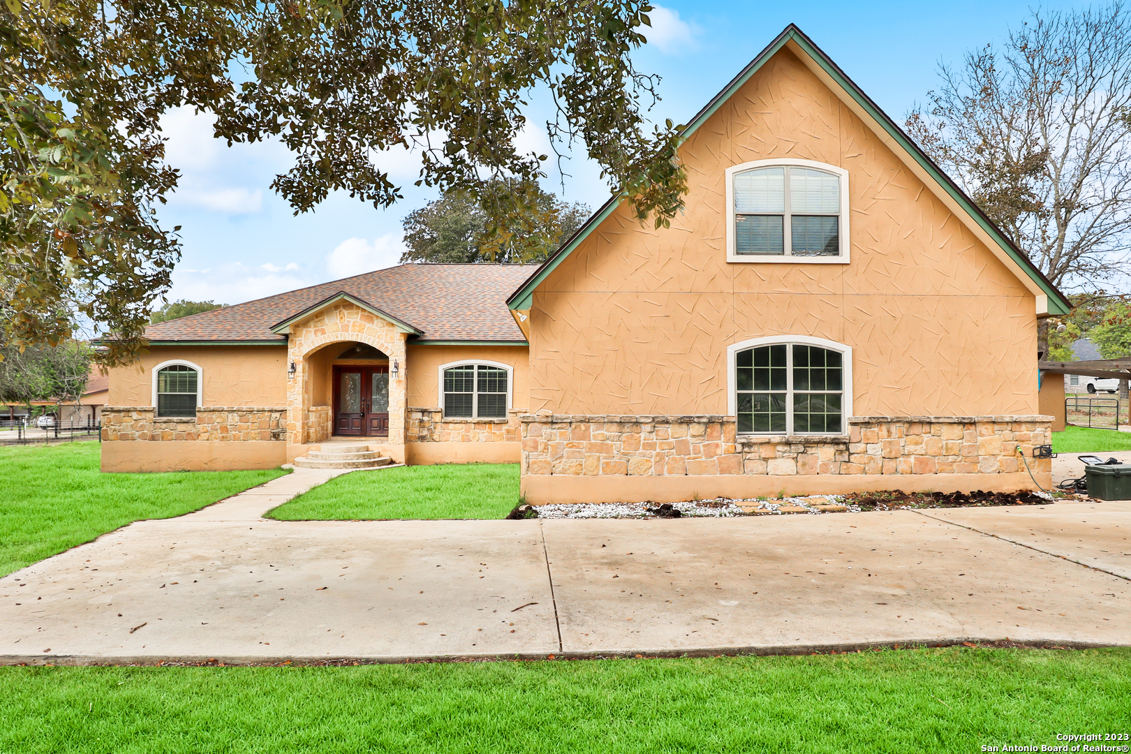 Photo of 273 Saddle Ln in Floresville, TX
