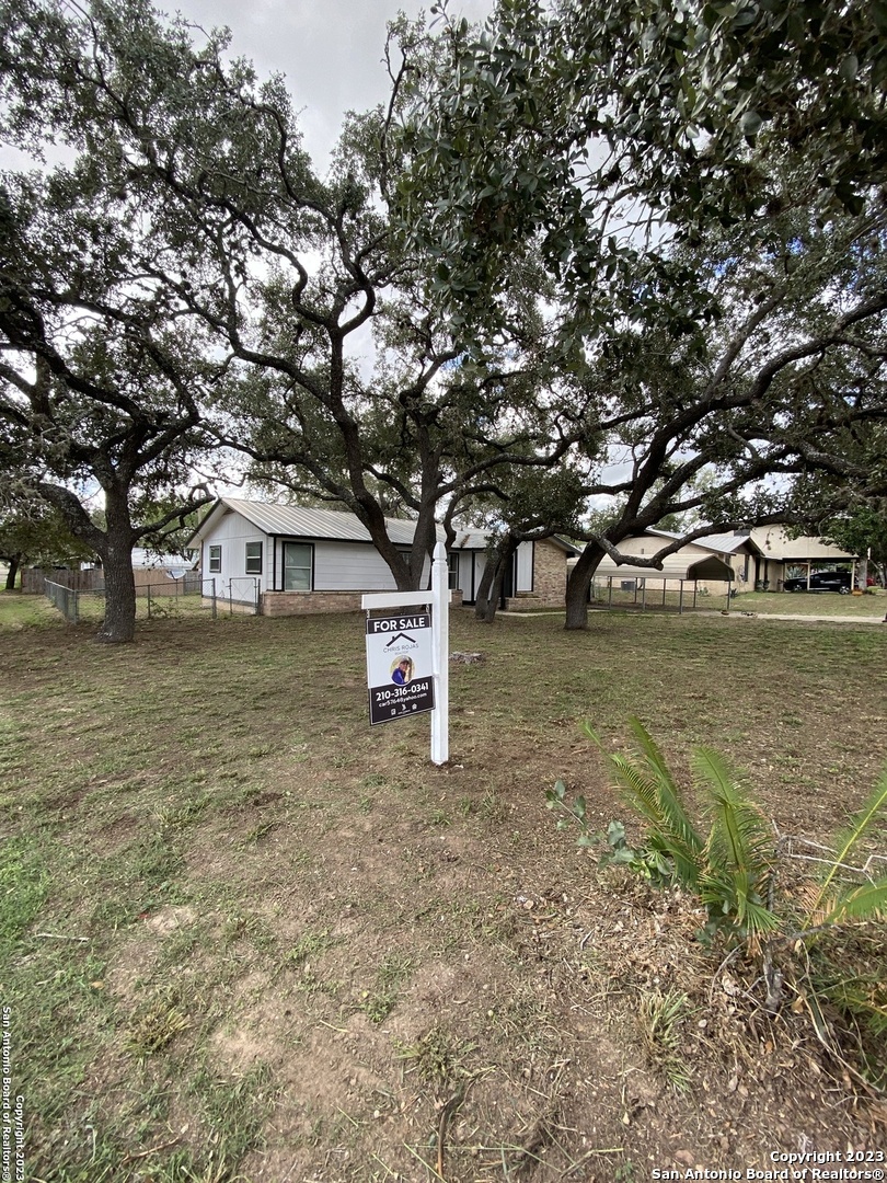Photo of 301 Dubose Dr in Devine, TX