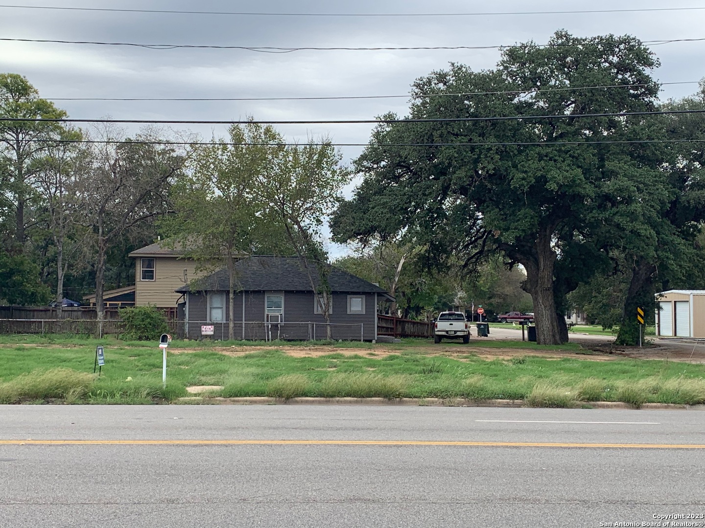 417 S Magnolia Ave, Luling, TX 78648