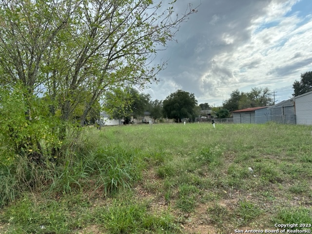 Photo of 716 Trade Ave in Pleasanton, TX