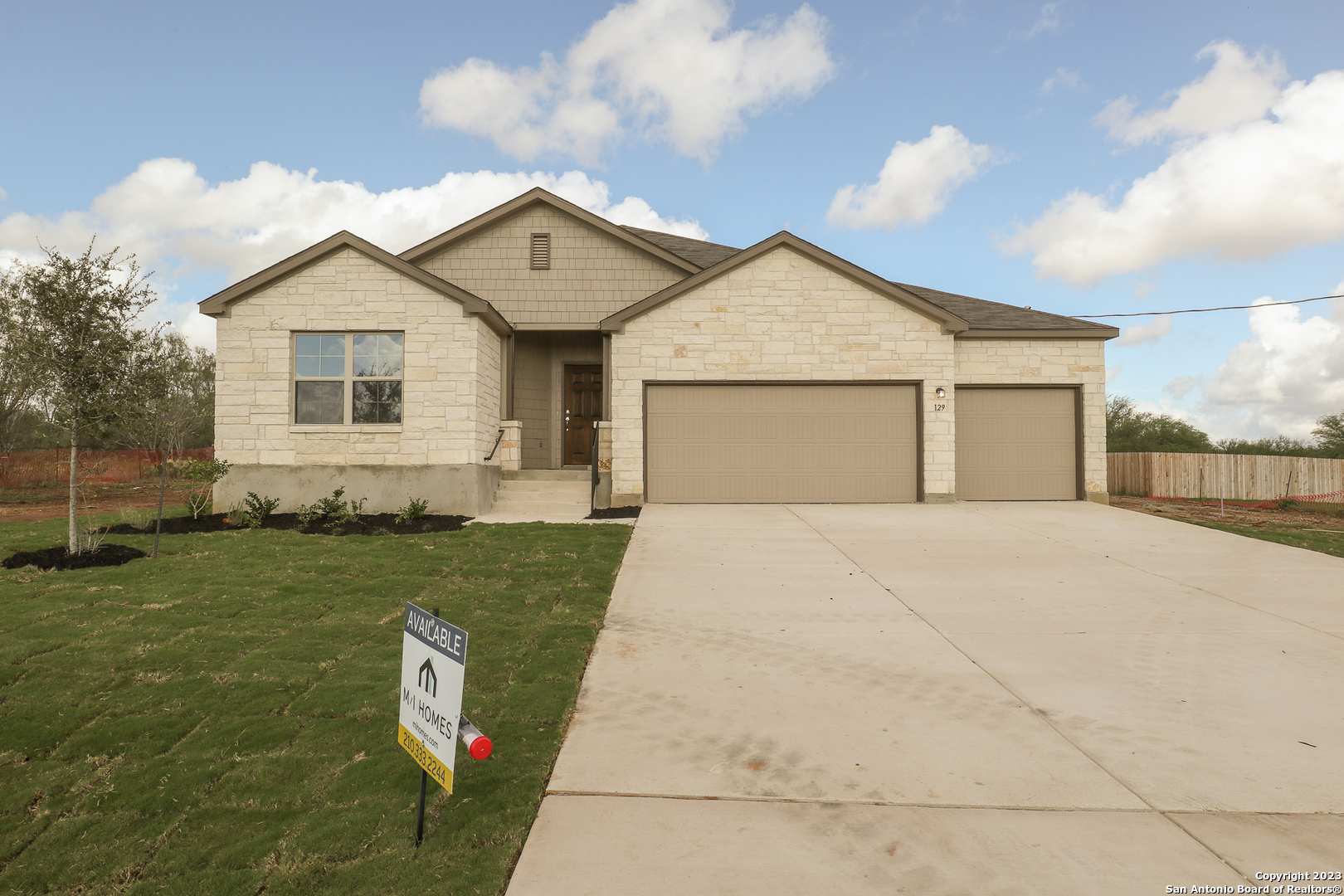 Photo of 129 Calgary Dr in Floresville, TX