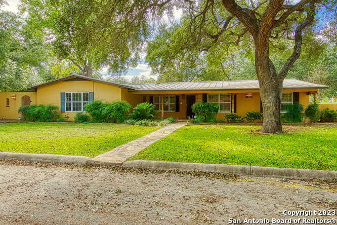 Photo of 1908 Arrowhead St in Floresville, TX