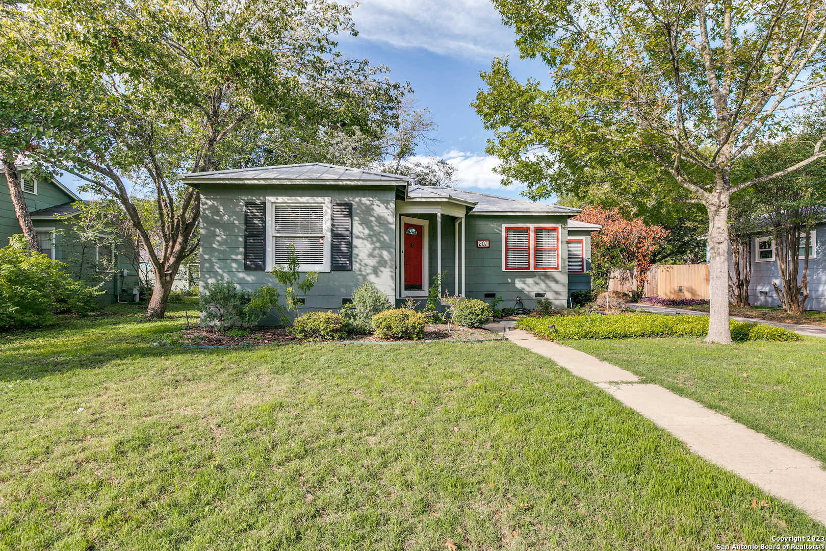 Photo of 207 Chevy Chase Dr in San Antonio, TX