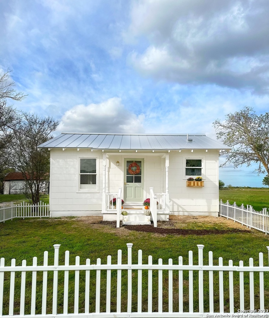 Photo of 112 Krueger St in Marion, TX