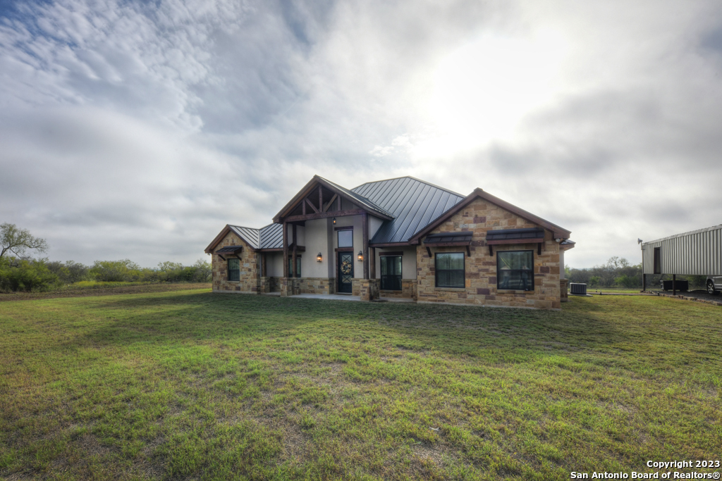 Photo of 5436 County Rd 4514 in Devine, TX