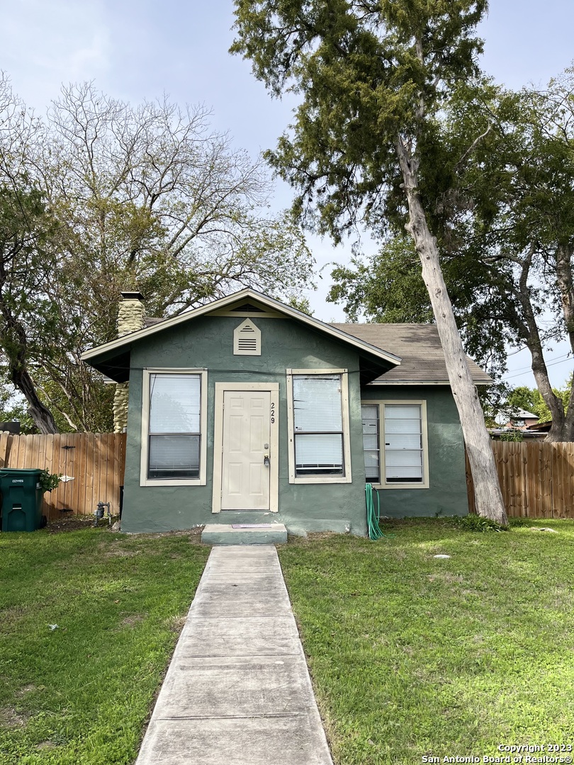 Photo of 229 E Lindbergh Blvd in Universal City, TX