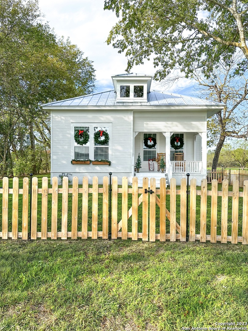 Photo of 110 Krueger St in Marion, TX