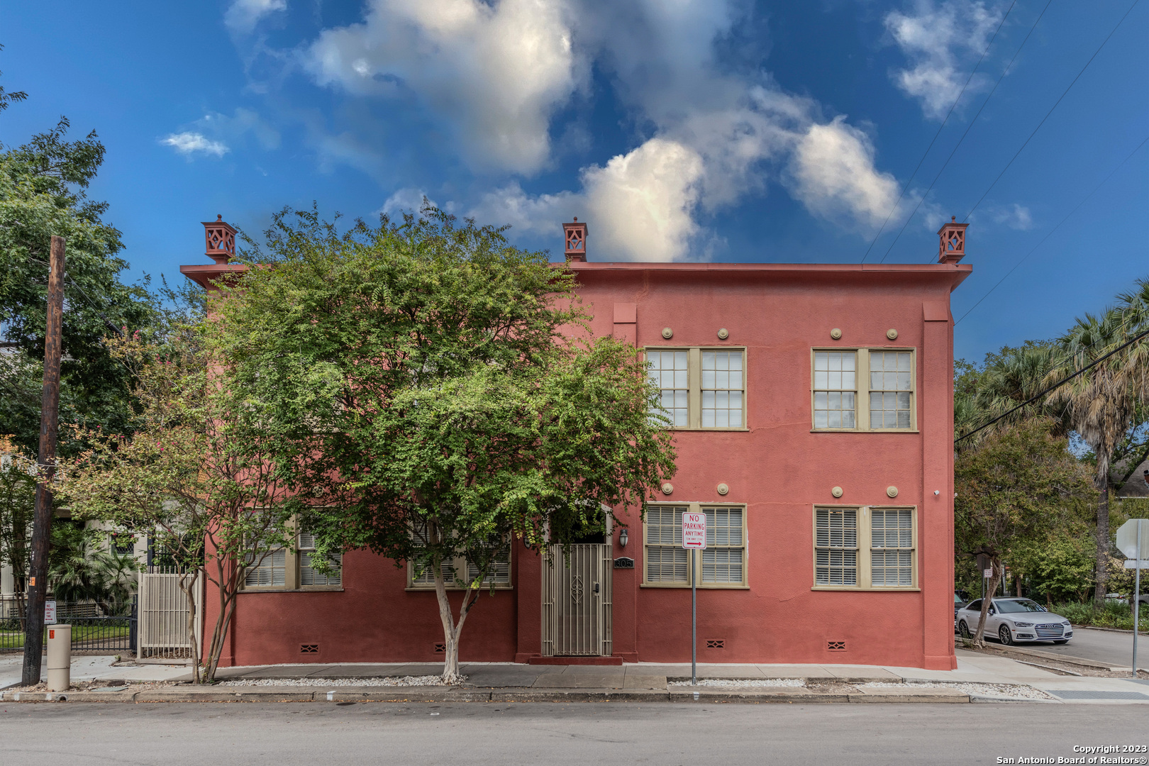 Madison Condos are TRULY in the HEART of King William Historic District in Southtown San Antonio! Enjoy a walkable lifestyle with coffee shops, restaurants, shopping and more just steps from your front door. This studio condo is perfect for a minimalist urban lifestyle, second home or a downtown crash pad!