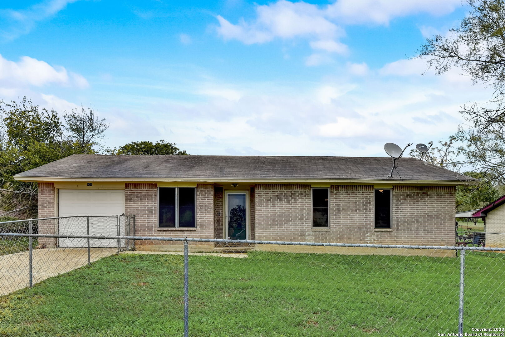 Photo of 908 3rd St in Floresville, TX