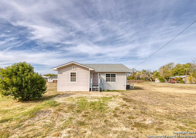 Photo of 1704 17th St in Hondo, TX