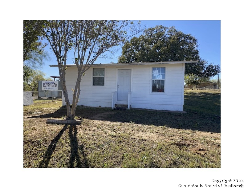 Photo of 2401 10th St in Floresville, TX