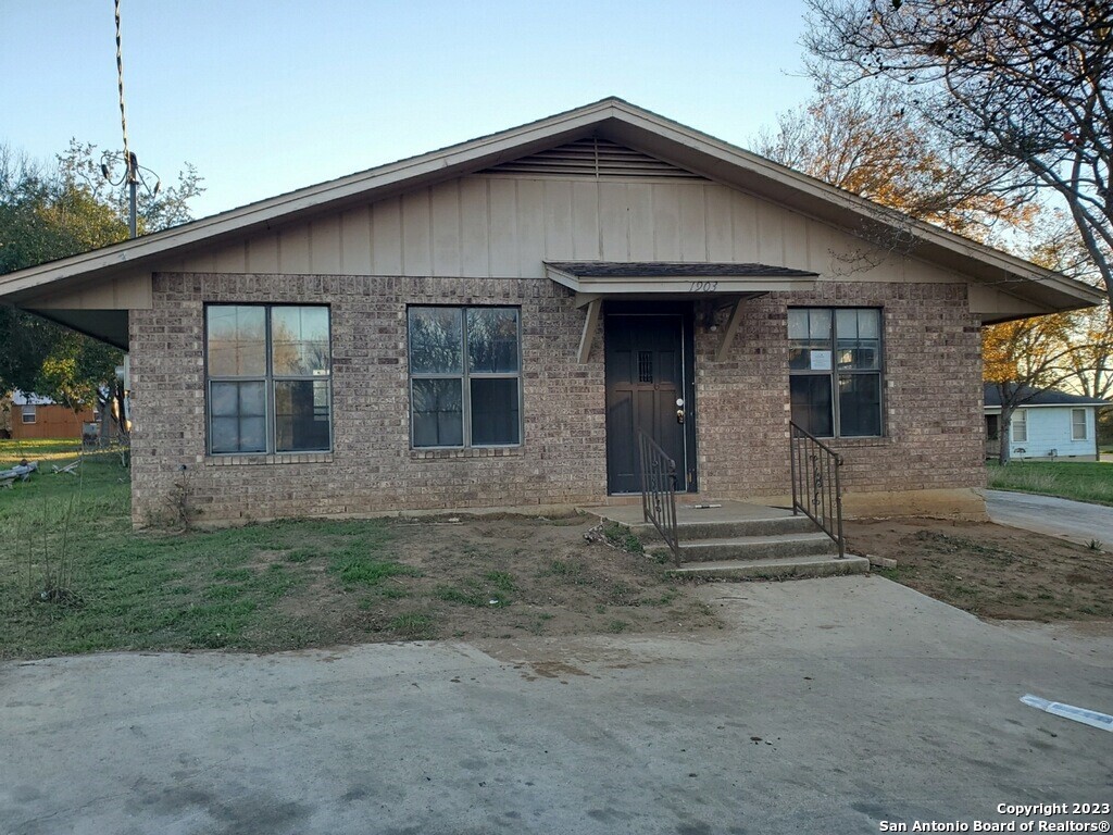 Photo of 1903 3rd St in Floresville, TX