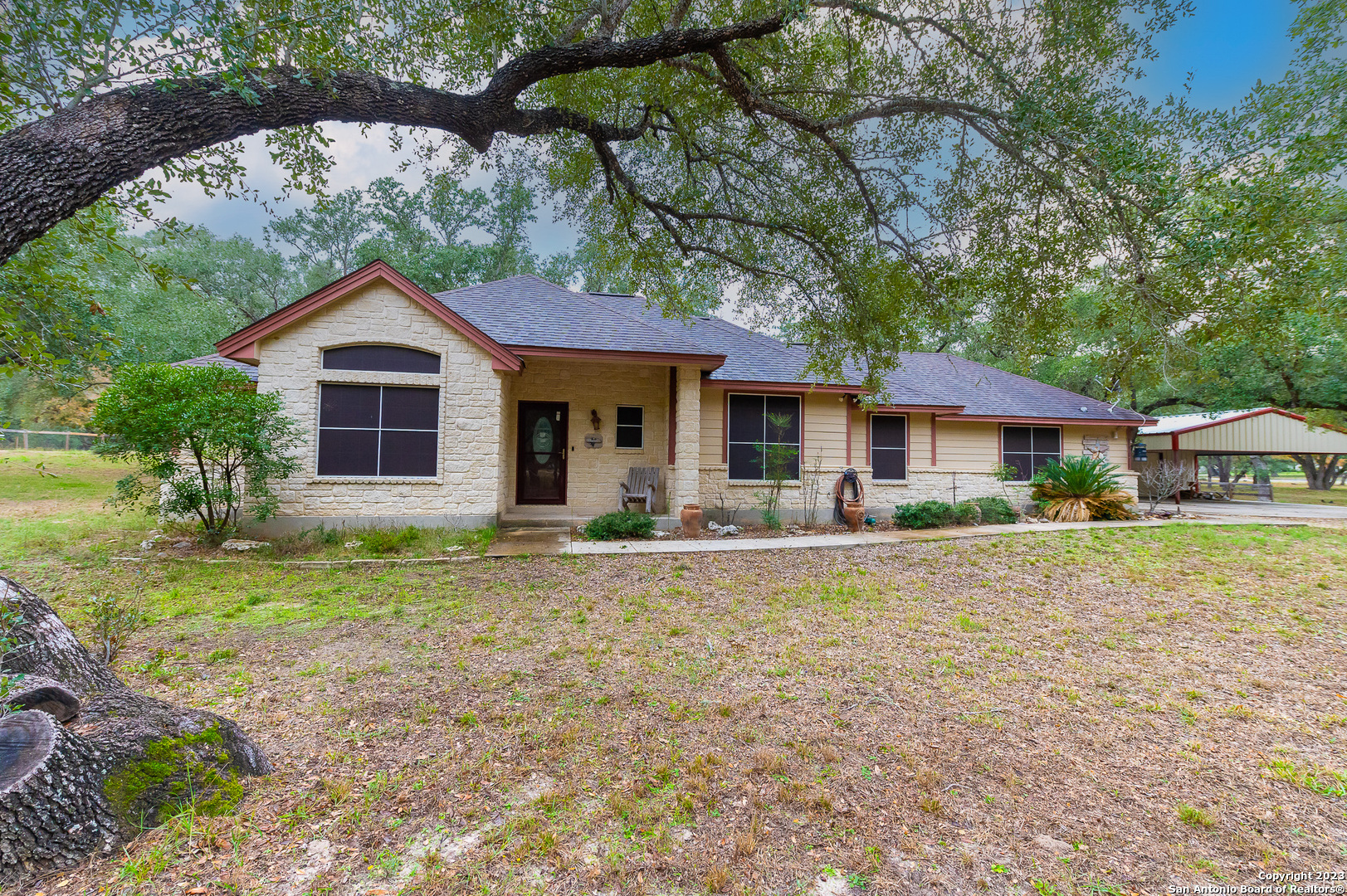 Photo of 125 O'malley Ln in Floresville, TX