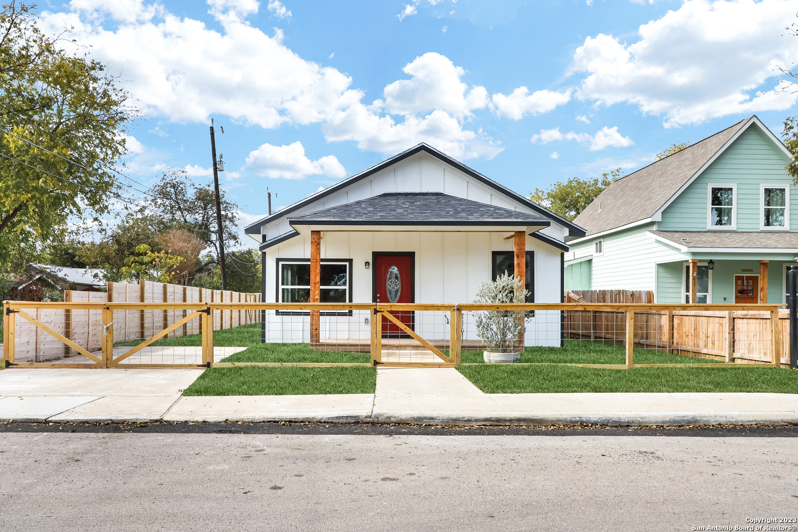 Photo of 619 Saint Charles in San Antonio, TX