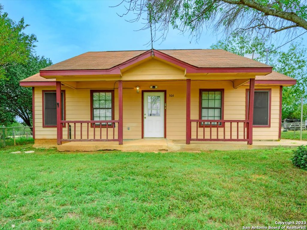 Photo of 506 2nd St in Cotulla, TX