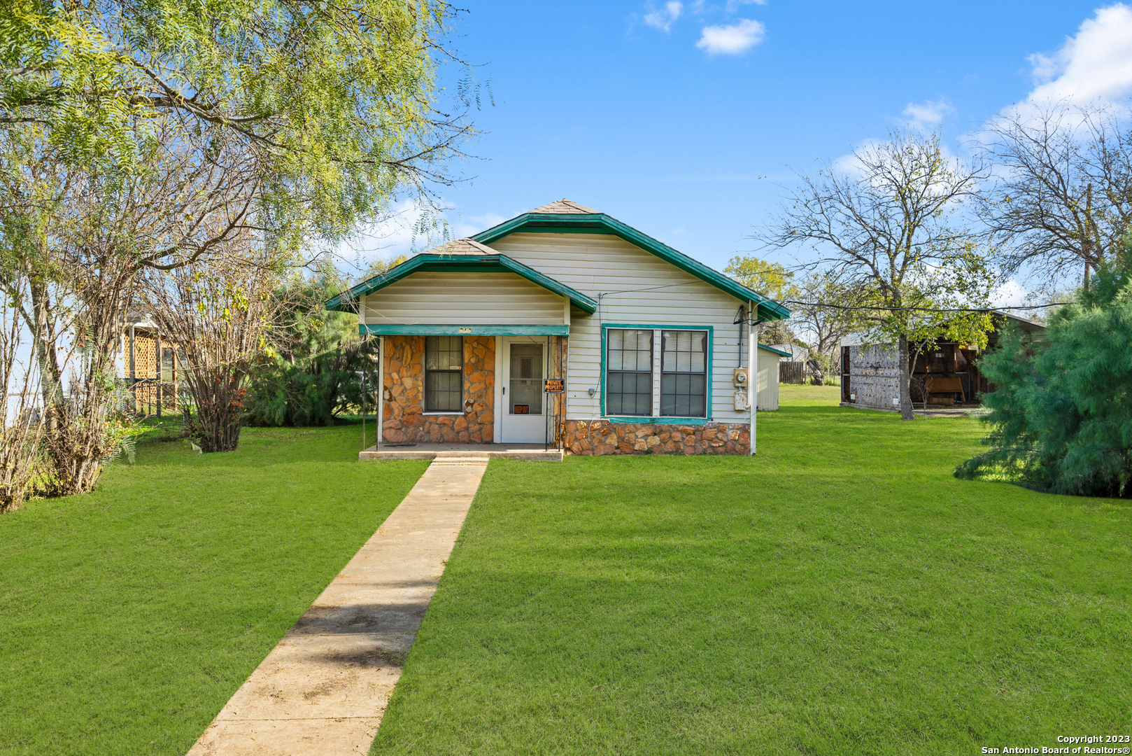 Photo of 910 6th St in Floresville, TX
