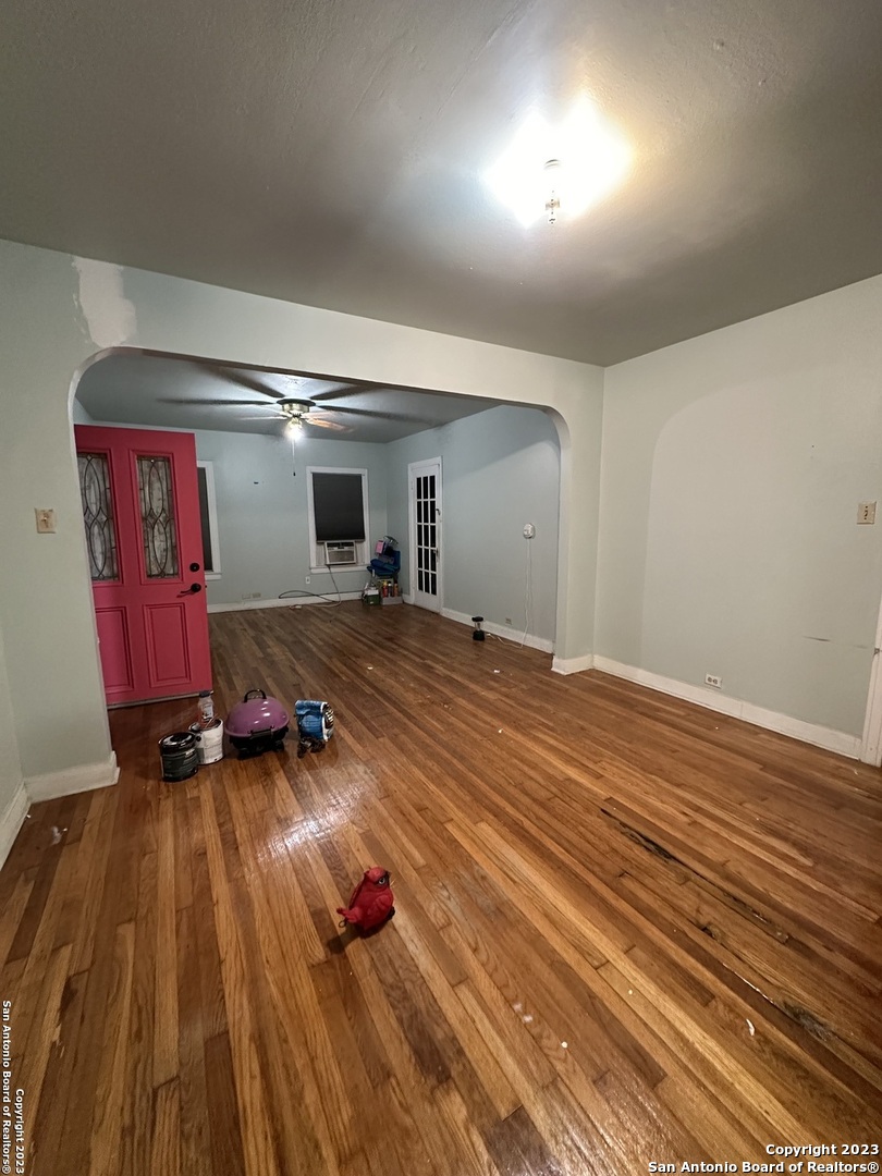 Photo of 1418 Elsmere Pl in San Antonio, TX