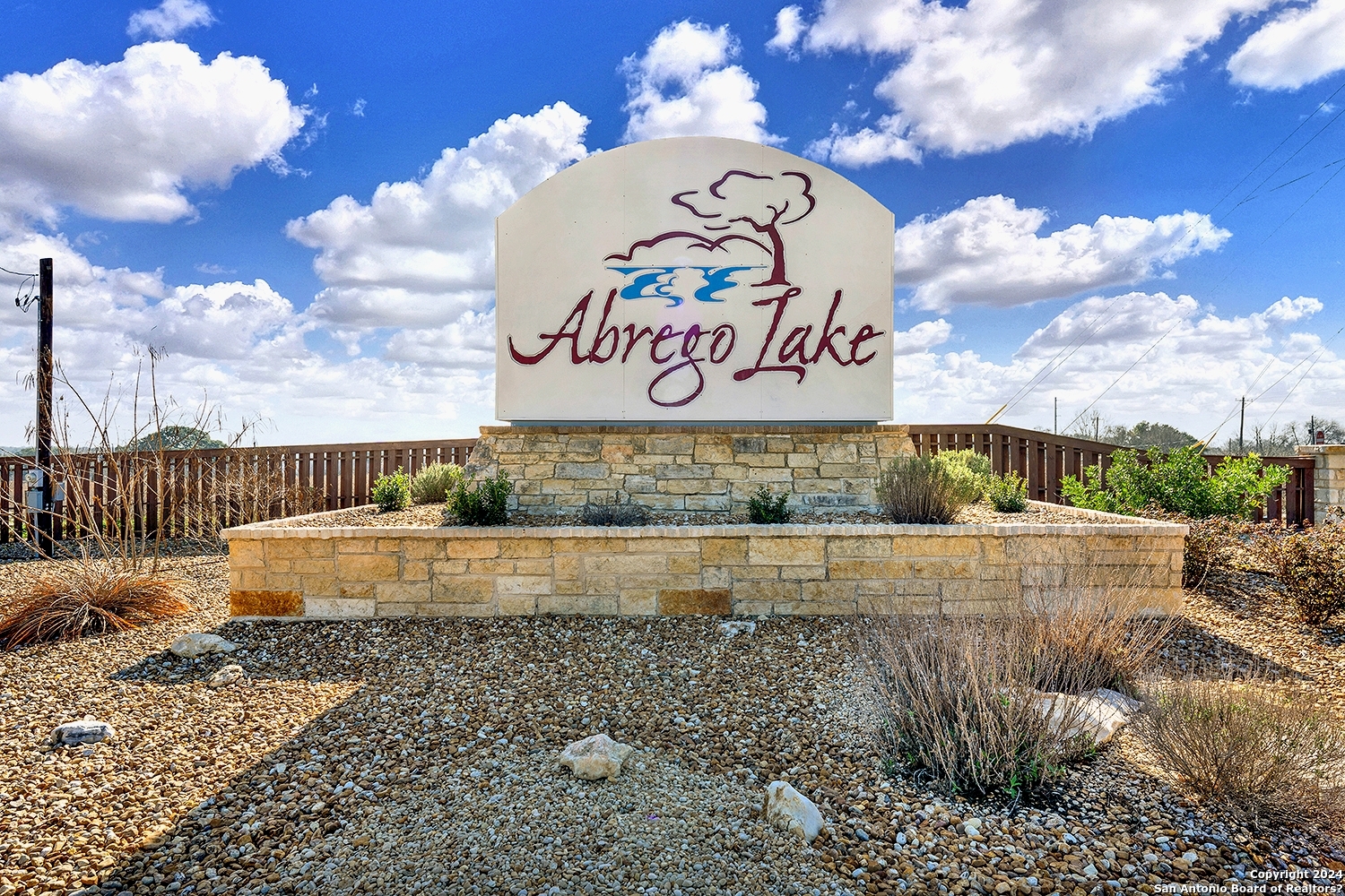213 ABREGO LAKE DR, Floresville, TX 