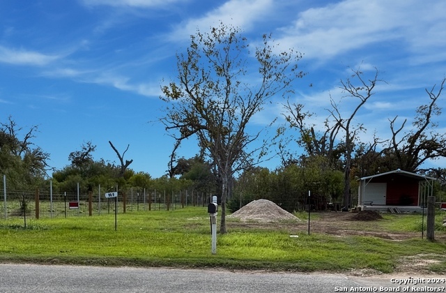 Photo of 909 Goliad Rd in Floresville, TX