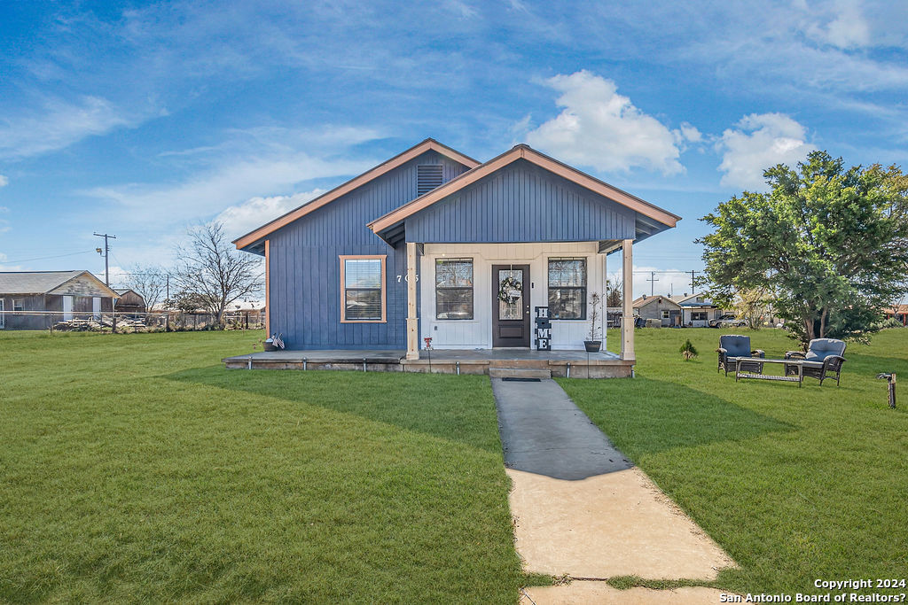 Photo of 705 Carrizo St in Cotulla, TX