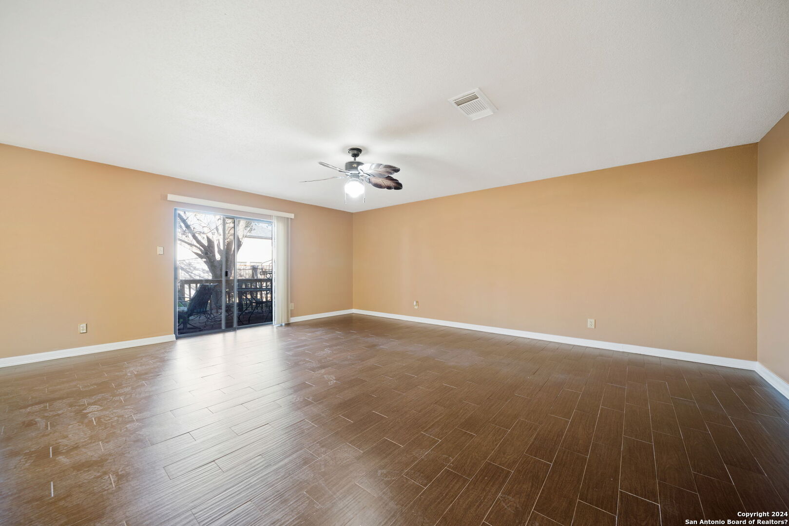 8231 CHESTNUT MANOR DR   Converse TX 78109-3259