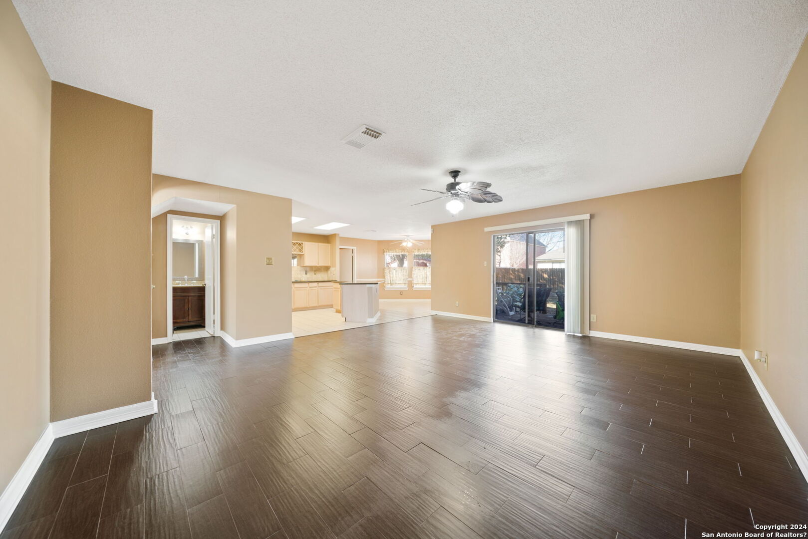 8231 CHESTNUT MANOR DR   Converse TX 78109-3259