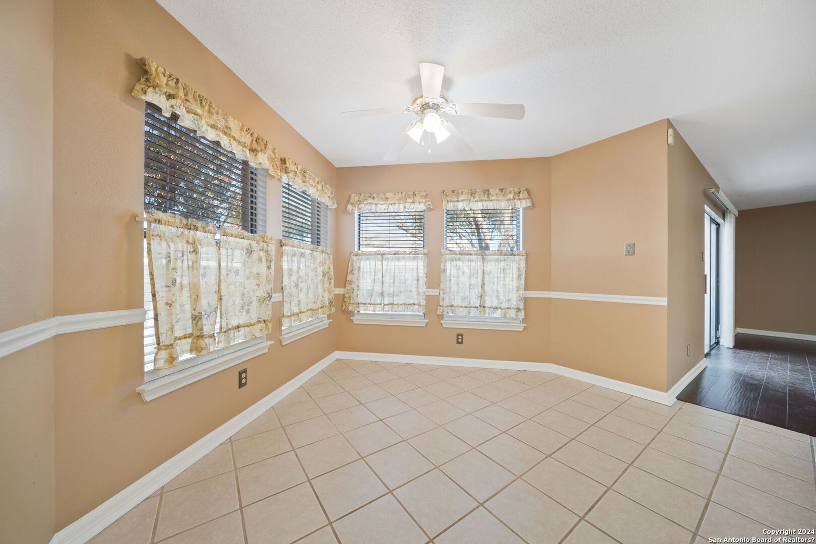 8231 CHESTNUT MANOR DR   Converse TX 78109-3259