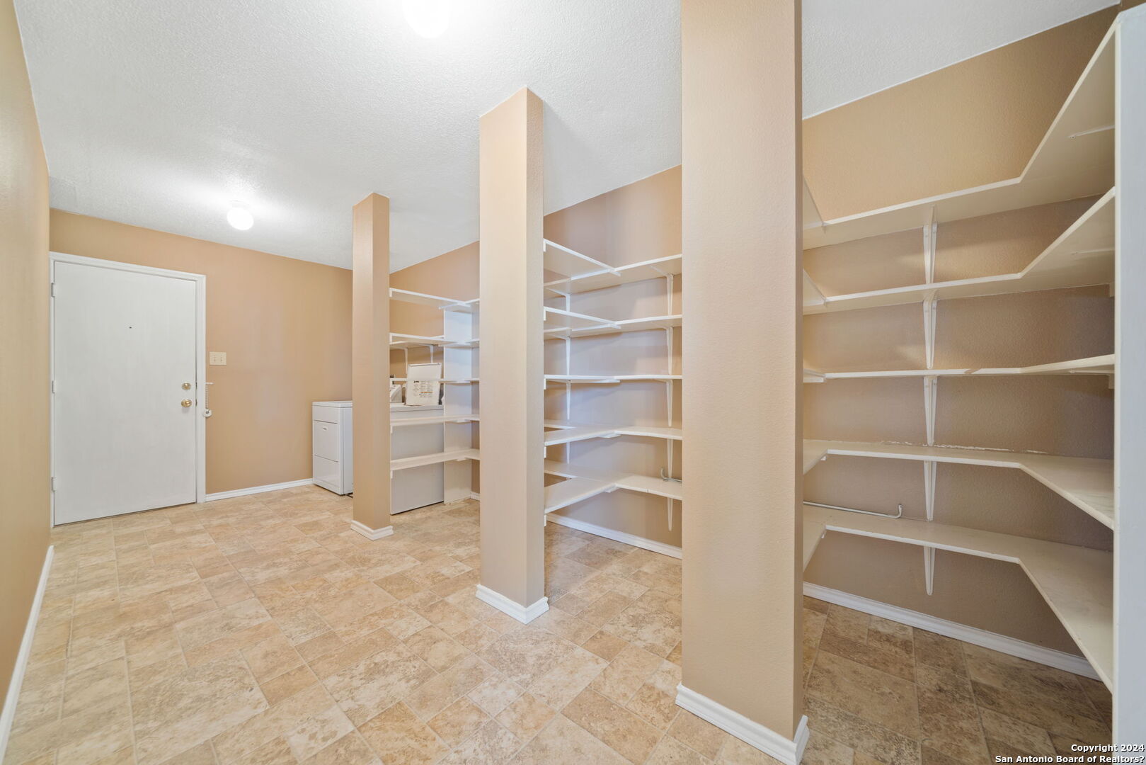 8231 CHESTNUT MANOR DR   Converse TX 78109-3259
