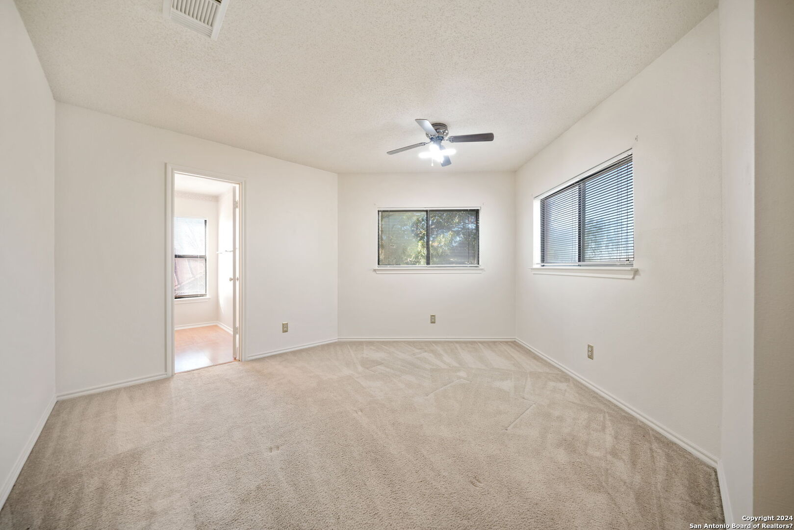 8231 CHESTNUT MANOR DR   Converse TX 78109-3259