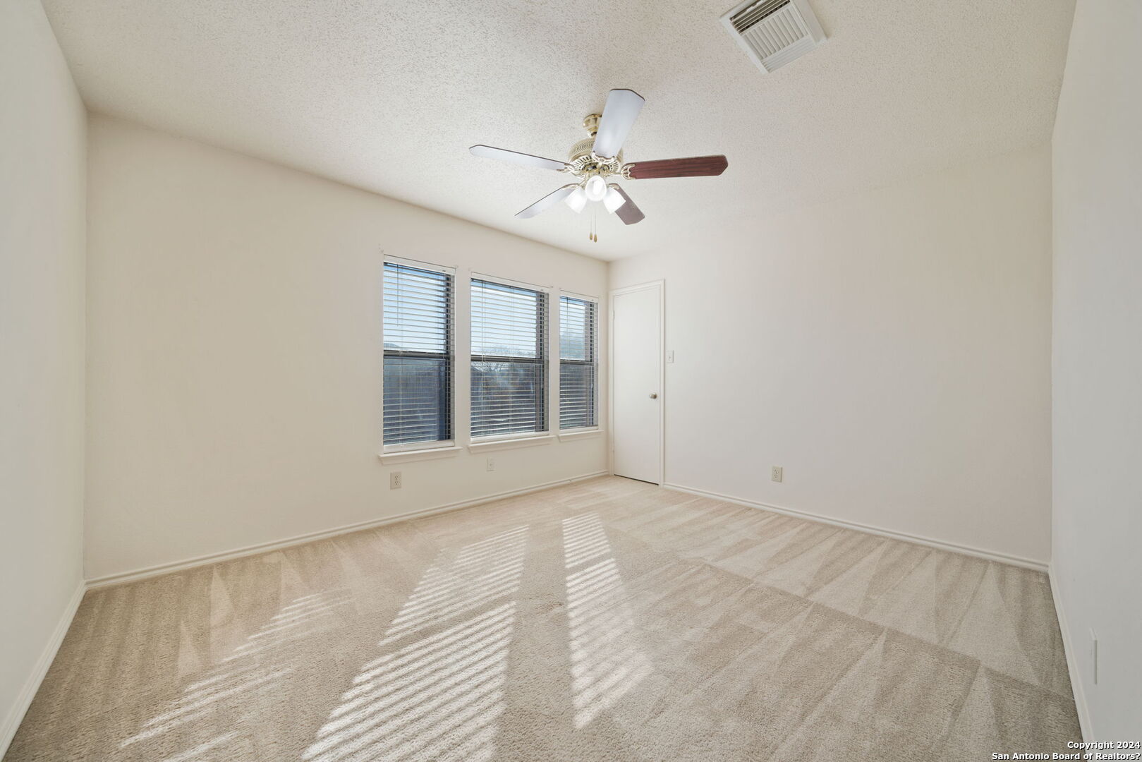 8231 CHESTNUT MANOR DR   Converse TX 78109-3259
