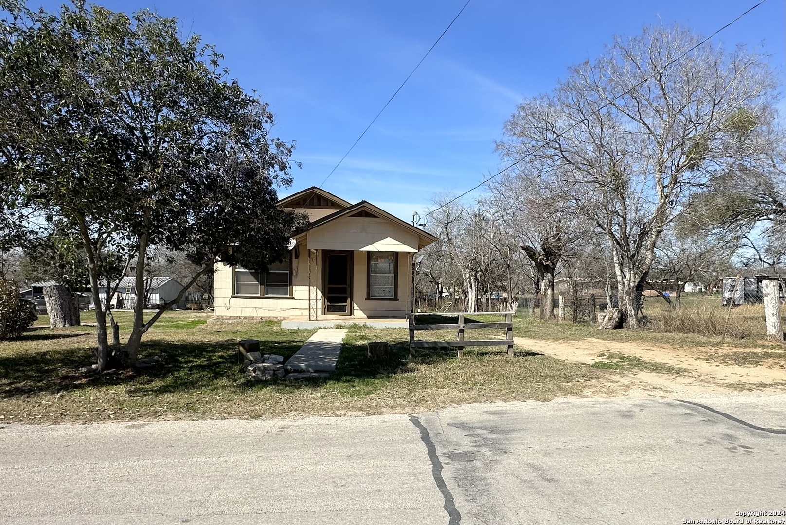 Photo of 915 Standish St in Floresville, TX