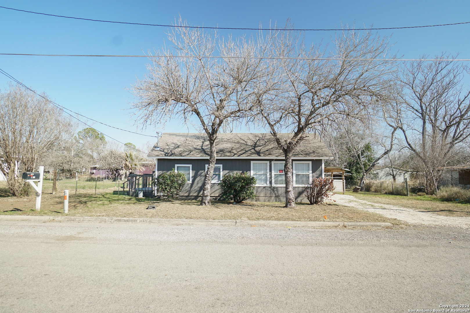 Photo of 670 5th St in Poteet, TX