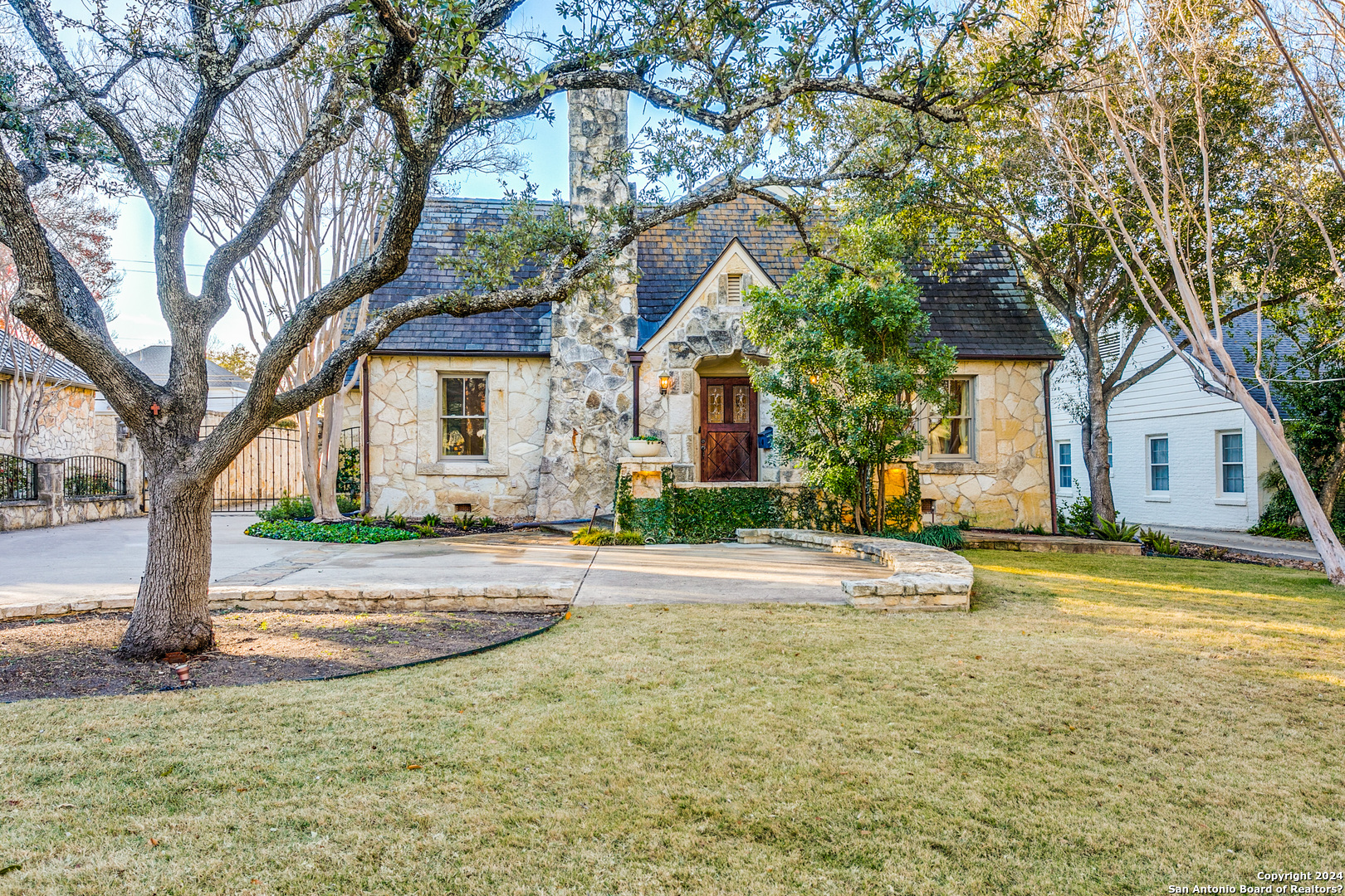 Photo of 110 Hermosa Dr in Olmos Park, TX