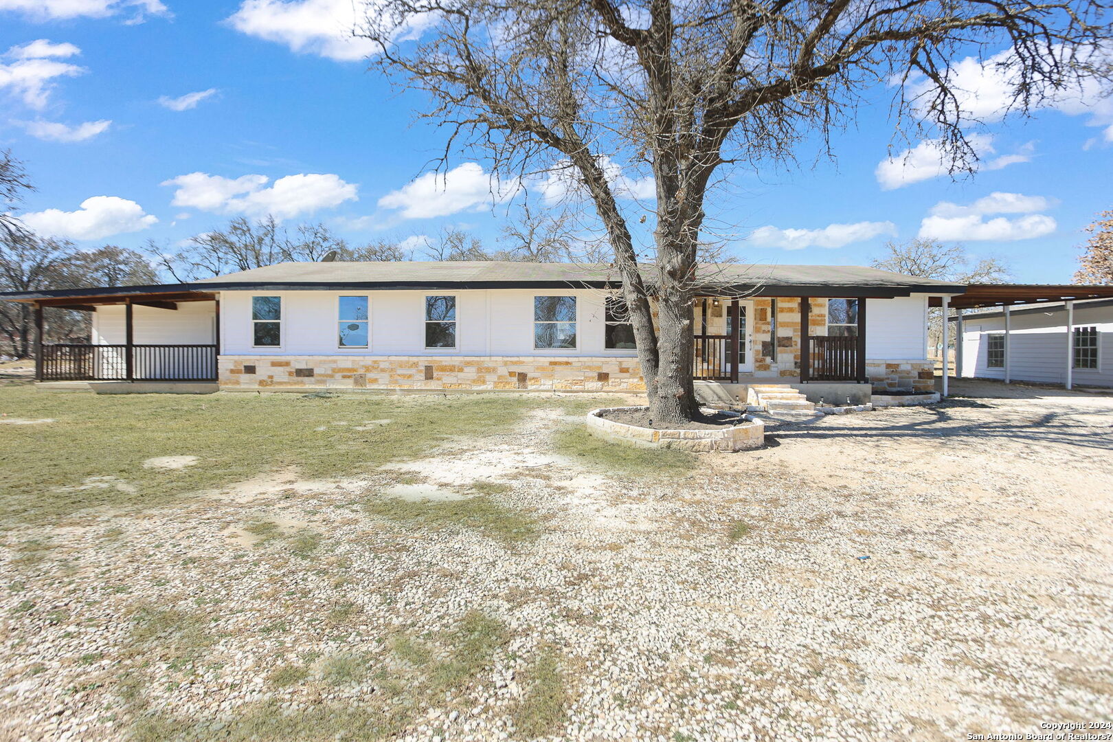 Photo of 620 County Rd 6846 in Lytle, TX