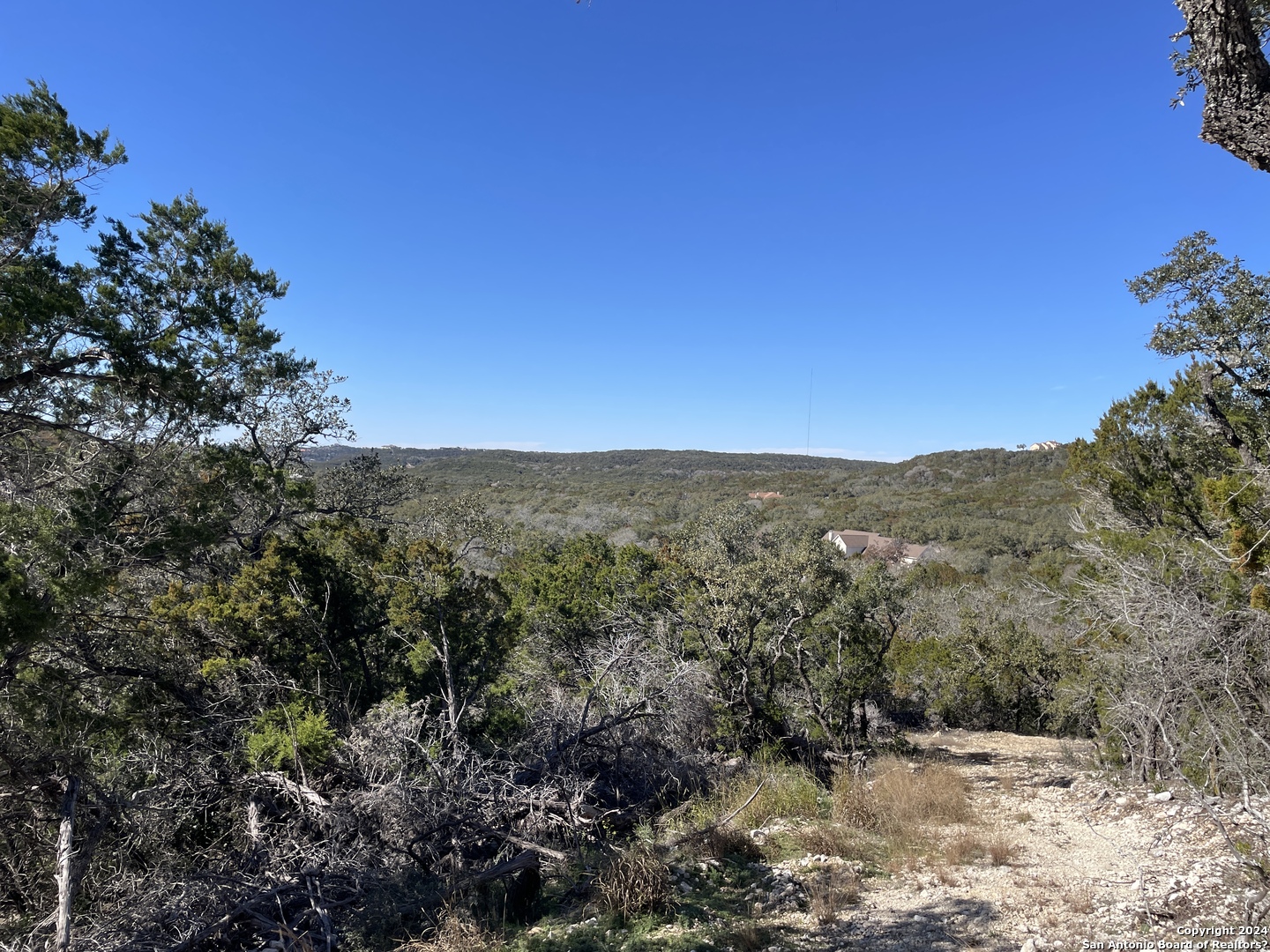 Photo of 625 County Rd 2763 in Mico, TX