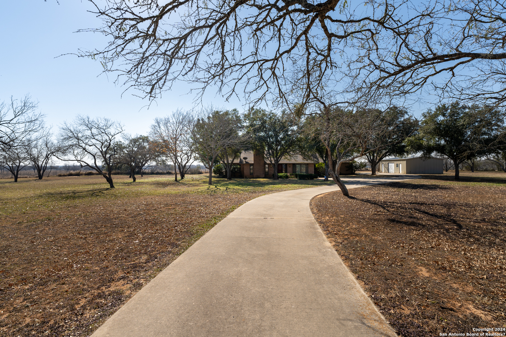Photo of 117 Oaklawn Dr in Floresville, TX