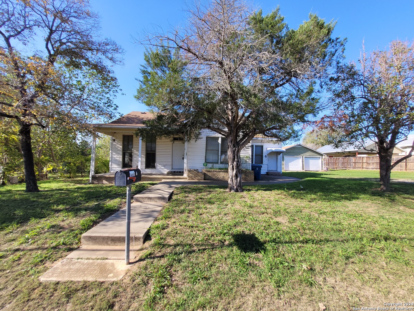 Photo of 1009 A St in Floresville, TX
