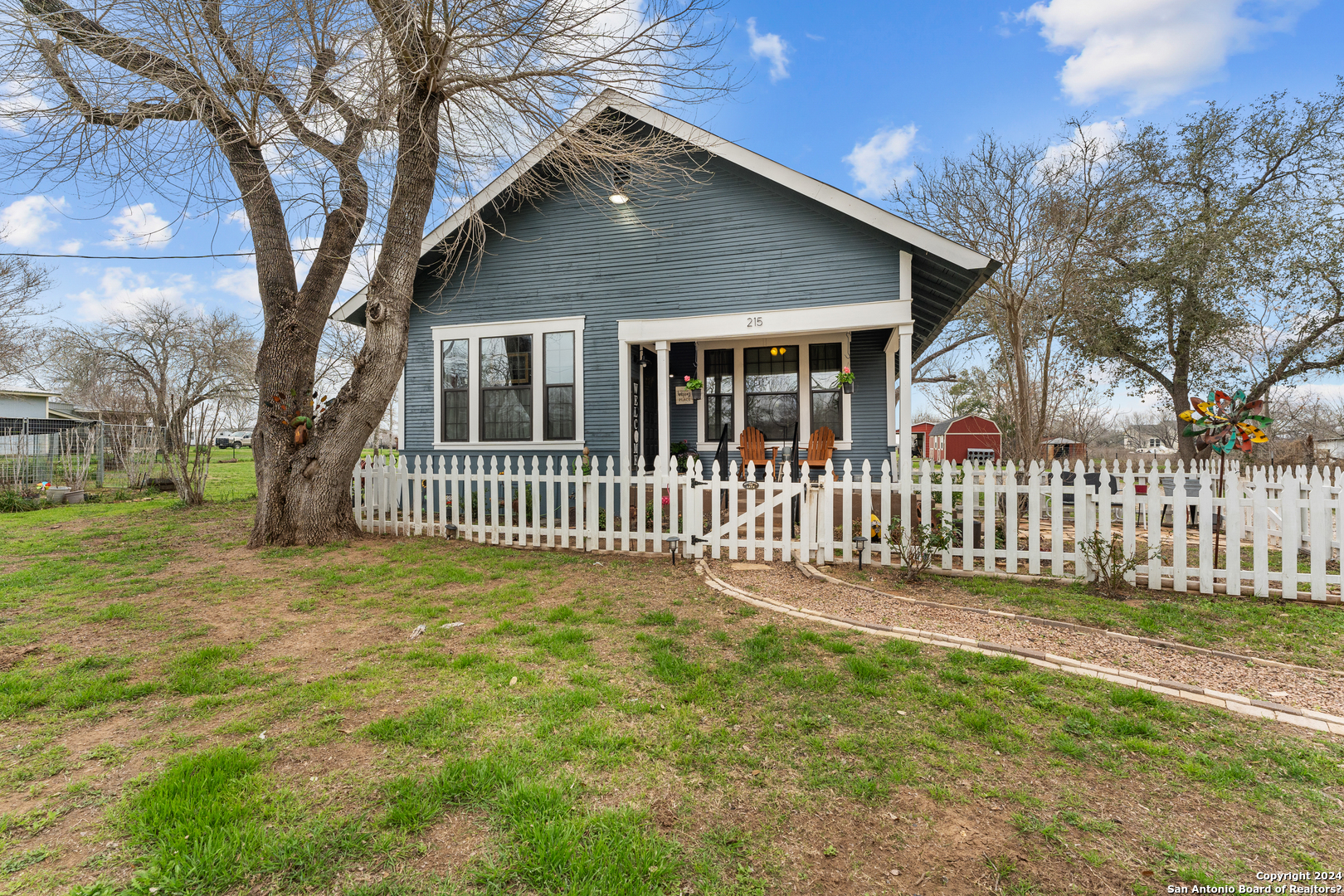 Photo of 215 County Rd 146 in Floresville, TX